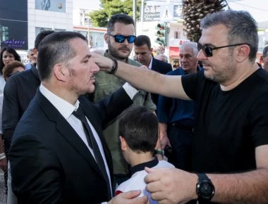 Συντετριμμένος ο Πύρρος Δήμας: Σε κλίμα οδύνης το τελευταίο «αντίο» στη σύζυγό του